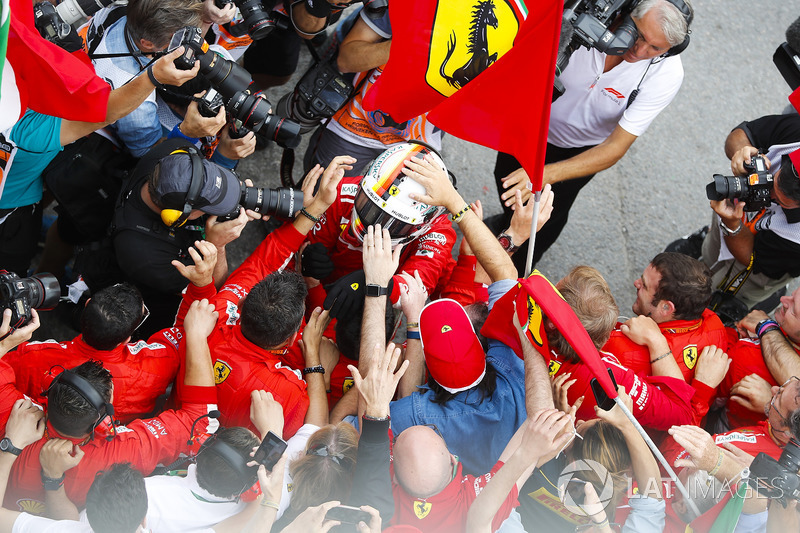 El ganador del GP de Canadá, Sebastian Vettel, Ferrari celebra su victoria en parc ferme