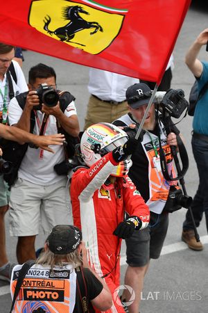 Winnaar Sebastian Vettel, Ferrari viert in parc ferme