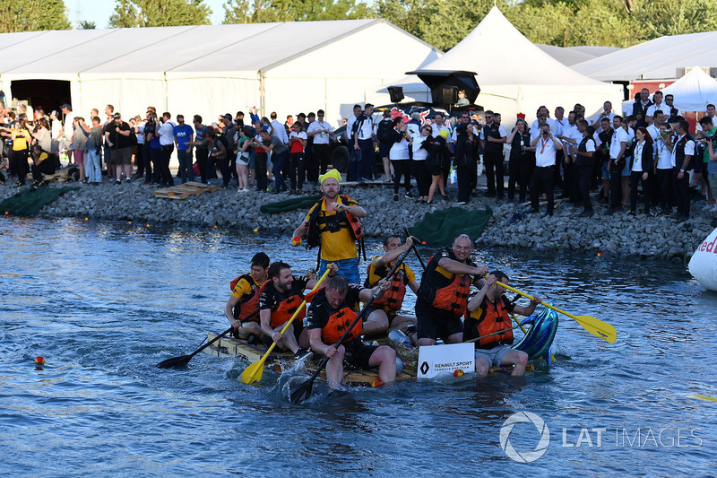 Red Bull Racing en la carrera de balsas