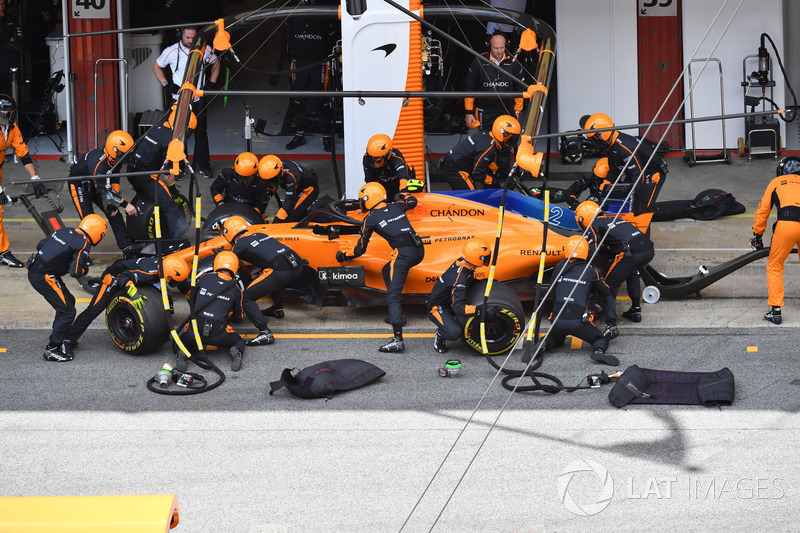 Stoffel Vandoorne, McLaren MCL33, pit stop