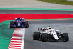 Сергей Сироткин, Williams FW41, и Брендон Хартли, Scuderia Toro Rosso STR13