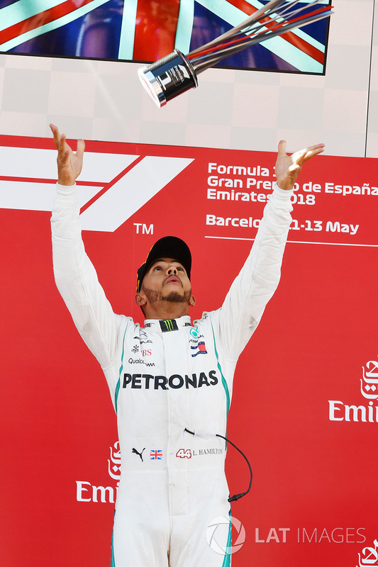 Hamilton tarolt a Mercedesszel Barcelonában - F1 2018