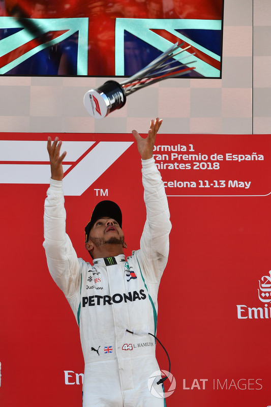 Hamilton tarolt a Mercedesszel Barcelonában - F1 2018