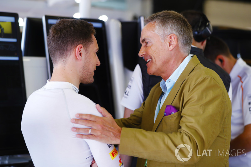 Stoffel Vandoorne, McLaren, talks to Martin Whitmarsh