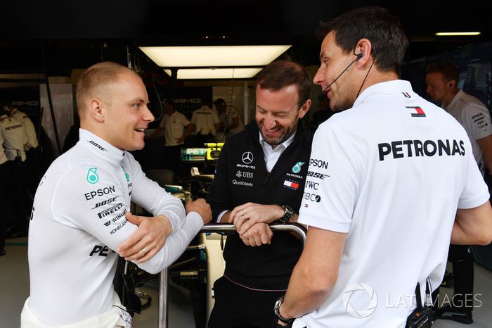 Valtteri Bottas, Mercedes-AMG F y Toto Wolff, director de Mercedes AMG F1