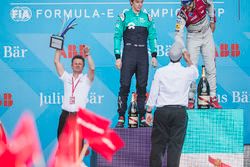 Allan McNish, Team Principal, Audi Sport Abt Schaeffler, festeggia con il trofeo sul podio