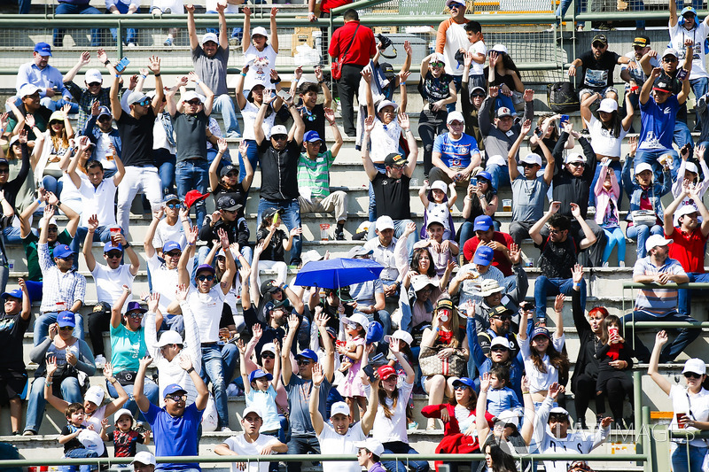 Fans en la tribuna