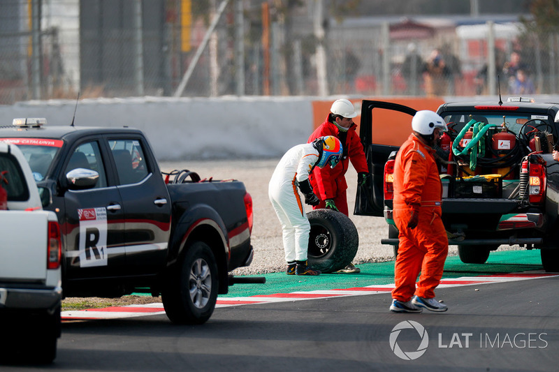 Fernando Alonso, McLaren MCL33, inspects his rear wheel