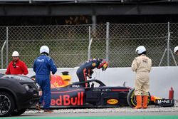 Max Verstappen, Red Bull Racing RB14 sobre la grava