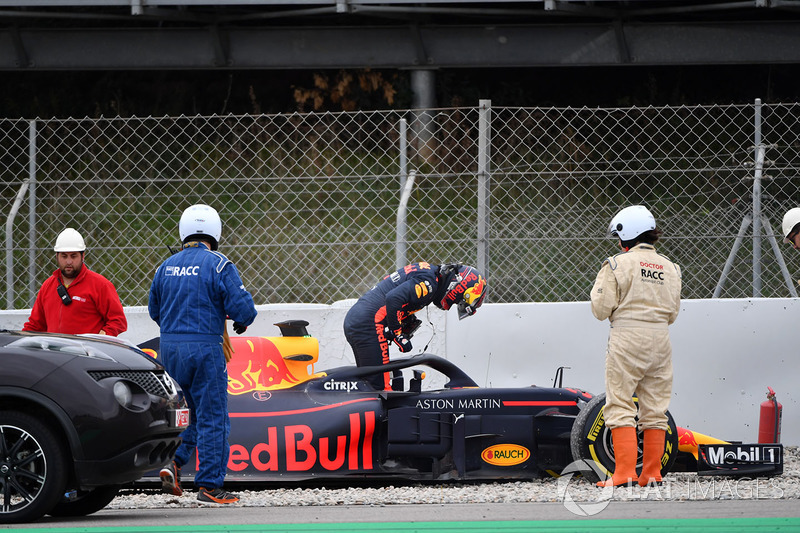 Max Verstappen, Red Bull Racing RB14 nella ghiaia