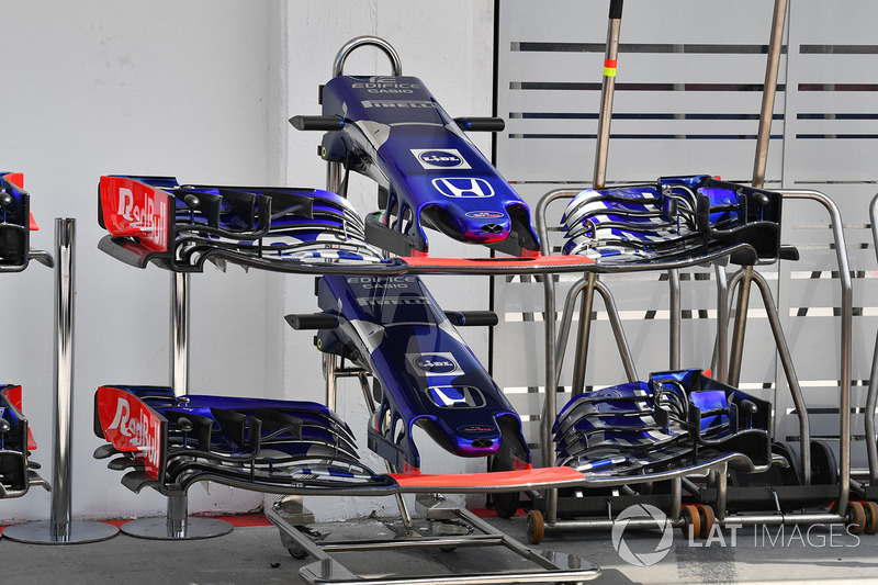Носовой обтекатель и переднее антикрыло Scuderia Toro Rosso STR13