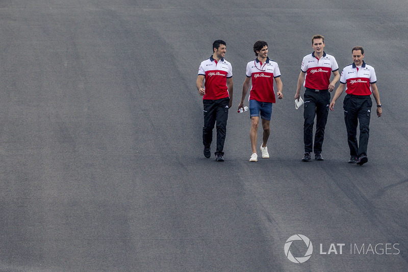 Antonio Giovinazzi, Sauber walks the track
