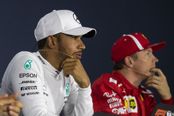 Lewis Hamilton, Mercedes-AMG F1 ve Kimi Raikkonen, Ferrari, basın toplantısındalar