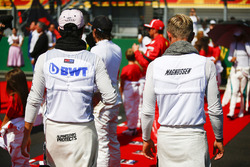 Sergio Perez, Force India, and Kevin Magnussen, Haas F1 Team, on the grid