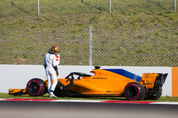 Stoffel Vandoorne, McLaren MCL33 stops on track