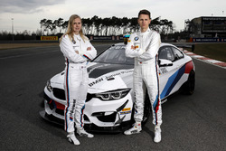 Beitske Visser en Nico Menzel met de BMW M4 GT4