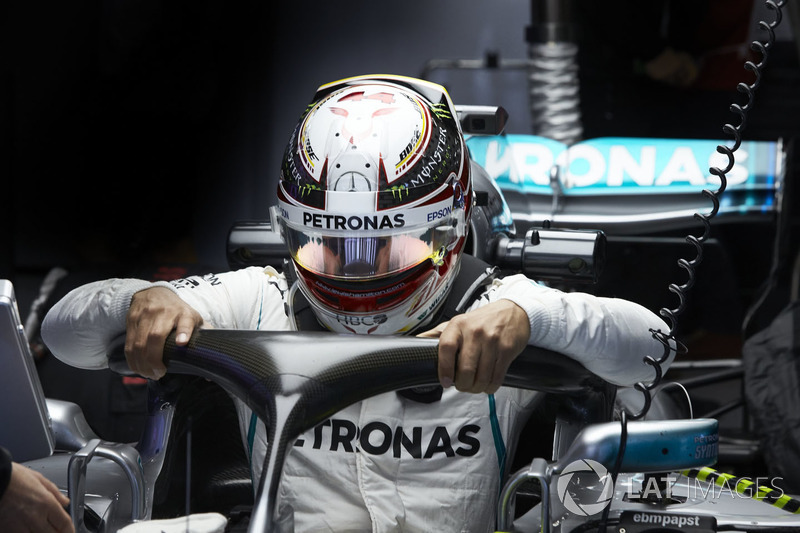 Lewis Hamilton, Mercedes AMG F1, si cala nell'abitacolo della sua monoposto