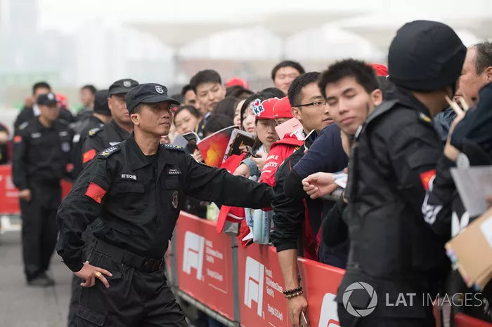 Dias depois, a F1 adiou o GP da China. No momento, estão buscando uma data alternativa mais próxima do fim da temporada, mas o calendário já apertado torna a situação difícil