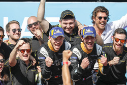 Il team Techeetah al completo celebra Jean-Eric Vergne e Andre Lotterer sul podio...