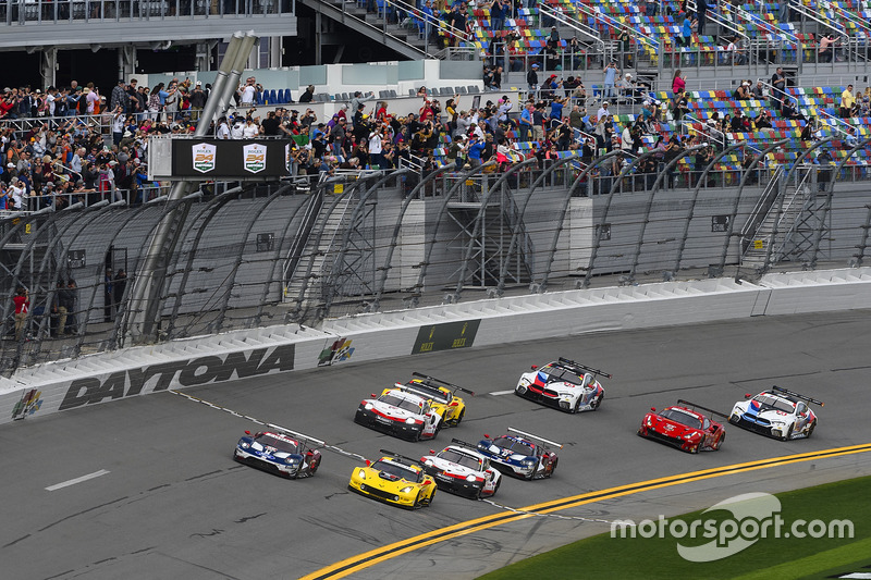 GTLM start: #66 Chip Ganassi Racing Ford GT, GTLM: Dirk Müller, Joey Hand, Sébastien Bourdais leads