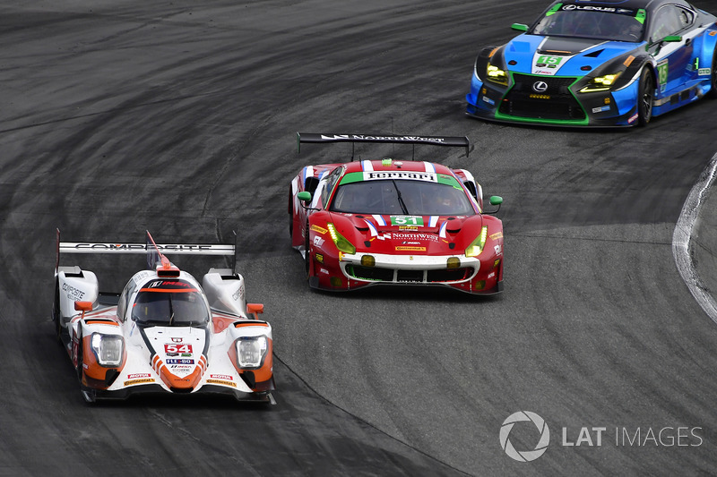 #54 CORE autosport ORECA LMP2, P: Jon Bennett, Colin Braun, Romain Dumas, Loic Duval, #5 Action Express Racing Cadillac DPi, P: Joao Barbosa, Christian Fittipaldi, Filipe Albuquerque