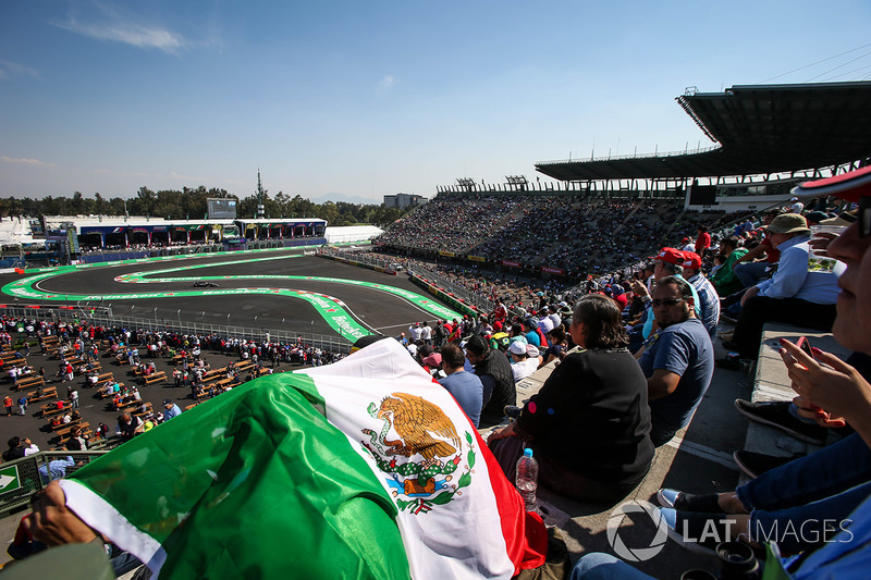 Fans en las tribunas ven a Kevin Magnussen, Haas F1 Team VF-17