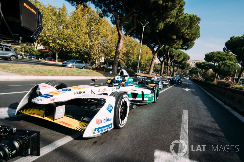 Lucas di Grassi, Audi Sport ABT Schaeffler leads Nelson Piquet Jr., Jaguar Racing