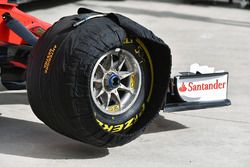 Ferrari SF70H, ruota anteriore e pneumatico Pirellinella termocoperta