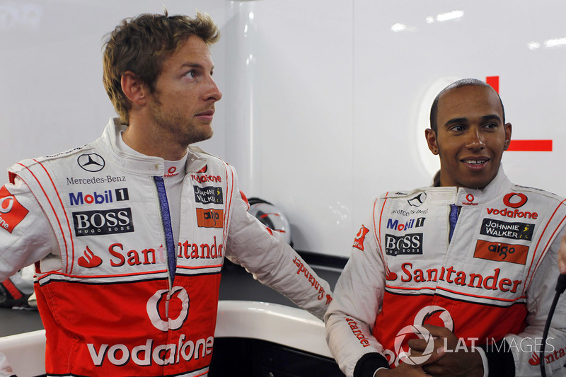Em 2010, Jenson Button, então parceiro de Hamilton na McLaren, teve seu carro abordado por assaltantes armados na saída do autódromo. Seu veículo era blindado, de modo que não foram registrados perdas nem feridos.