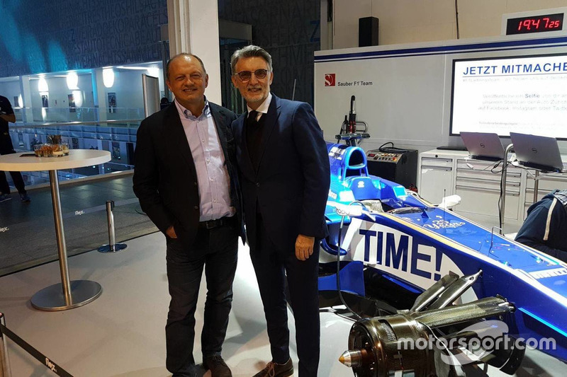 Fréderic Vasseur, Sauber F1 Teamleiter und CEO, mit Lorenzo Senna, Motorsport.com Schweiz Landesführer