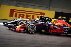 Max Verstappen, Red Bull Racing RB12, passeert Sergio Perez, Force India VJM09