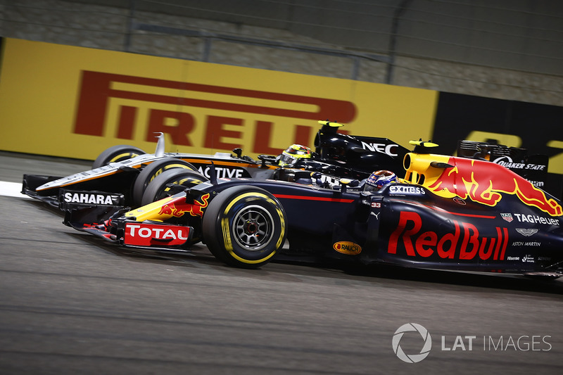 Max Verstappen, Red Bull Racing RB12, paa a Sergio Pérez, Force India VJM09