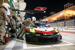 #91 Porsche GT Team Porsche 911 RSR: Richard Lietz, Frédéric Makowiecki in the pits