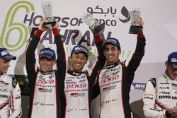 LMP1 Podyum: Yarış galibi Sébastien Buemi, Anthony Davidson, Kazuki Nakajima, Toyota Gazoo Racing