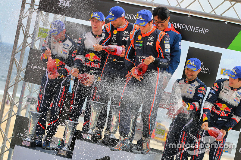 Podium: winners Thierry Neuville, Nicolas Gilsoul, Hyundai Motorsport, second place Elfyn Evans, Daniel Barritt, M-Sport, third place Teemu Suninen, Mikko Markkula, M-Sport Ford