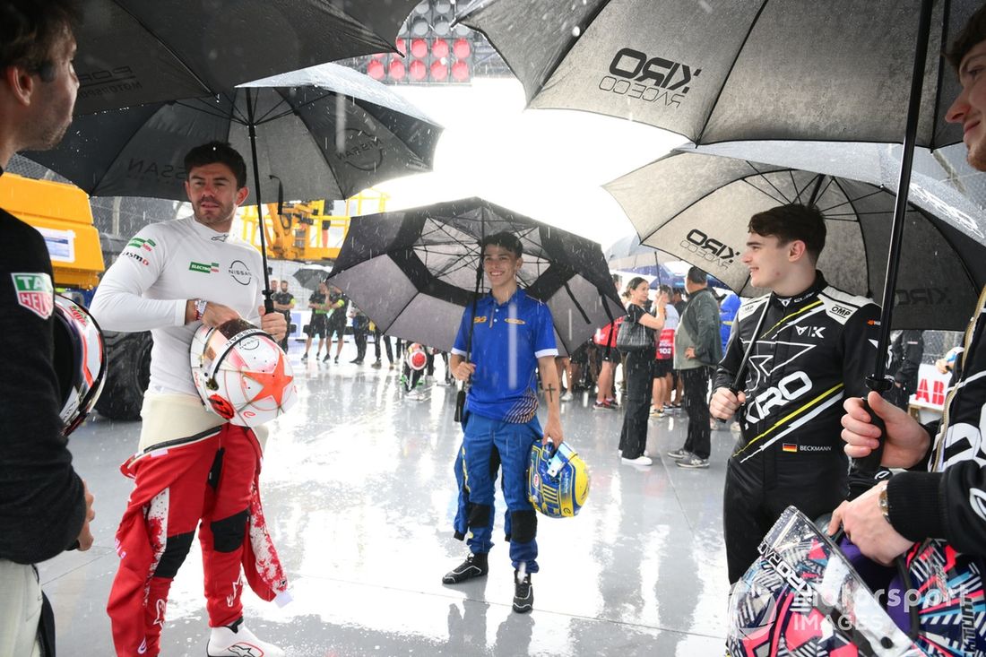 Norman Nato , Equipo Nissan de Fórmula E, Zane Maloney , Equipo Lola Yamaha ABT de Fórmula E, David Beckmann , Kiro Race Co se cobijan bajo los paraguas en el paddock.