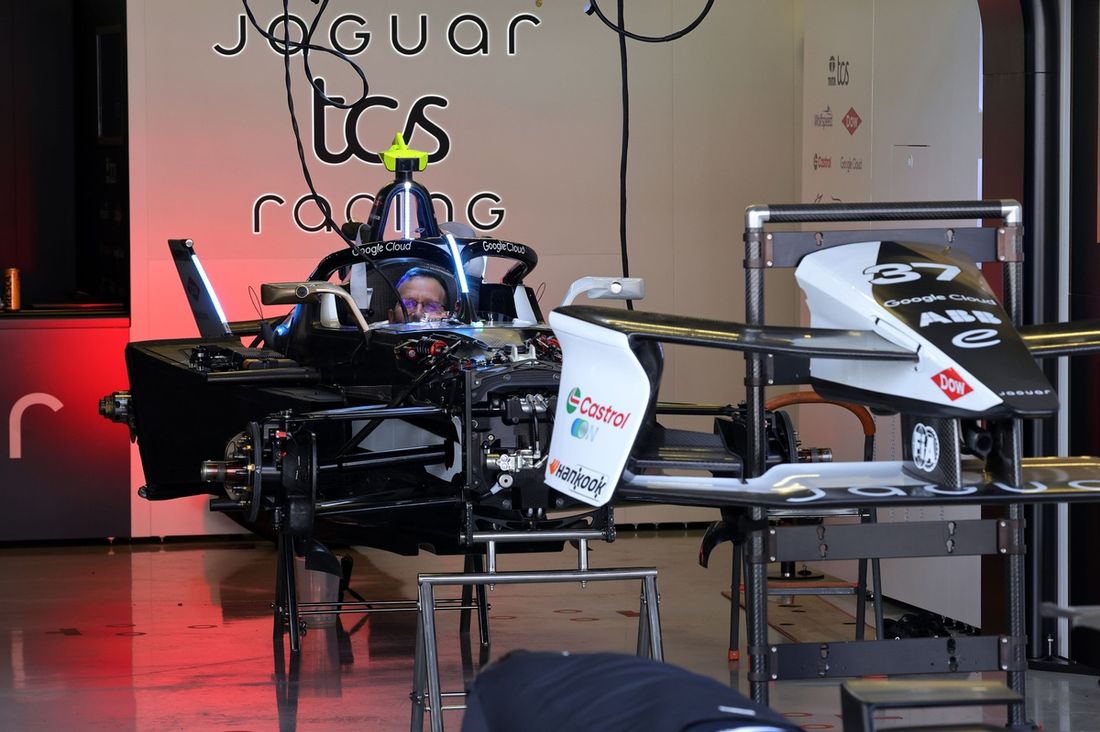 Samochód Nicka Cassidy'ego, Jaguar TCS Racing