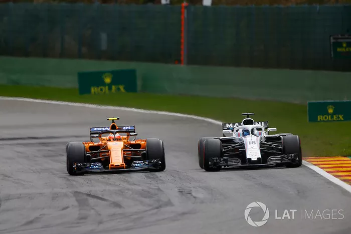 Lance Stroll, Williams FW41, y Stoffel Vandoorne, McLaren MCL33