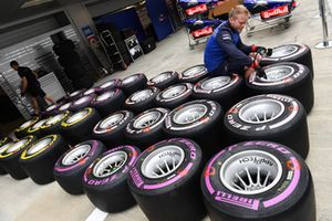 Un meccanico della Scuderia Toro Rosso, con degli pneumatici Pirelli