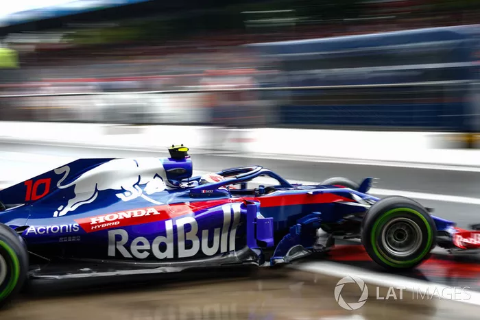 14. Pierre Gasly, Toro Rosso STR13, leaves the garage