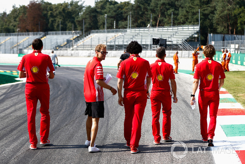 Sebastian Vettel, Ferrari, ispeziona il circuito