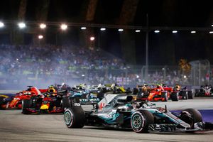 Lewis Hamilton, Mercedes AMG F1 W09 EQ Power+, precede Sebastian Vettel, Ferrari SF71H, alla partenza della gara