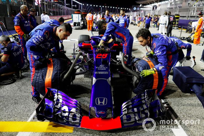 Mecánicos con el coche de Brendon Hartley, Toro Rosso STR13