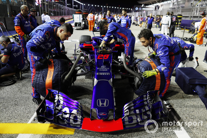 Mecánicos con el coche de Brendon Hartley, Toro Rosso STR13