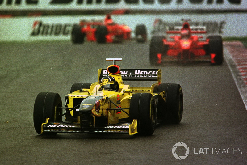 Damon Hill, Jordan 198 leads Michael Schumacher, Ferrari F300 and Eddie Irvine, Ferrari F300