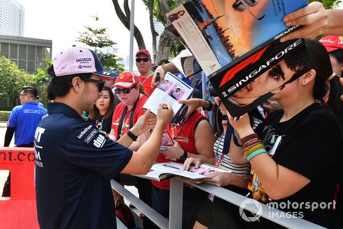 Sergio Perez, Racing Point Force India F1 Team, con aficionados