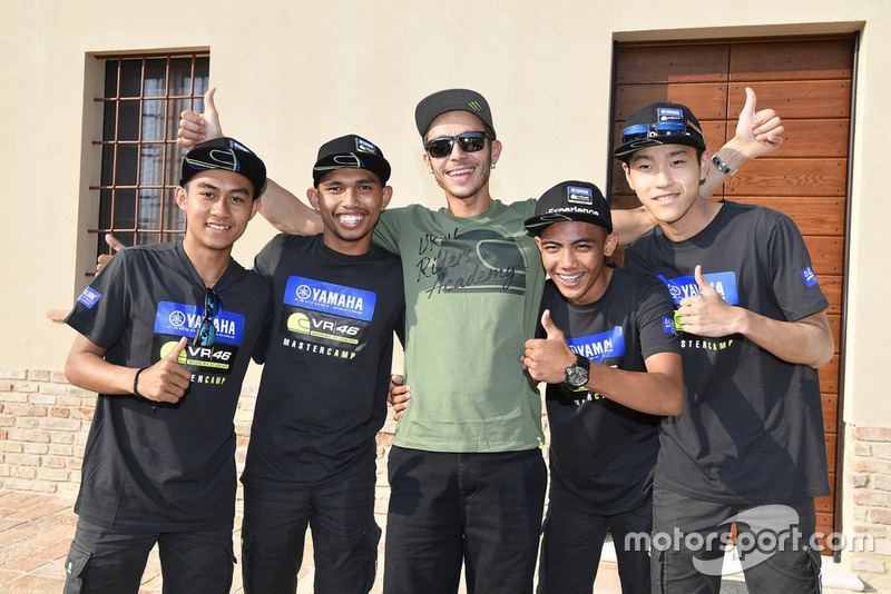 Para peserta Yamaha VR46 Master Camp edisi keenam dan Valentino Rossi