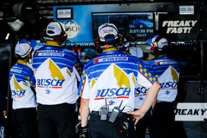 Kevin Harvick, Stewart-Haas Racing, Ford Fusion Busch Beer Throwback crew