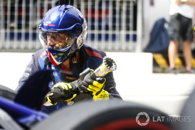 Toro Rosso engineers conduct a pit stop