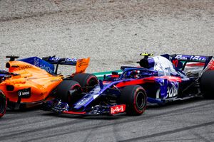 Fernando Alonso, McLaren MCL33, et Pierre Gasly, Toro Rosso STR13, roue dans roue